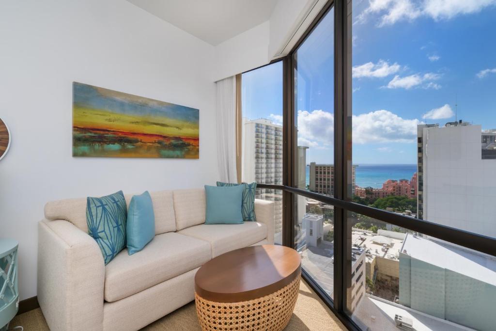 Трехместный (Номер с 1 кроватью размера «king-size» и видом на океан), Hyatt Centric Waikiki Beach