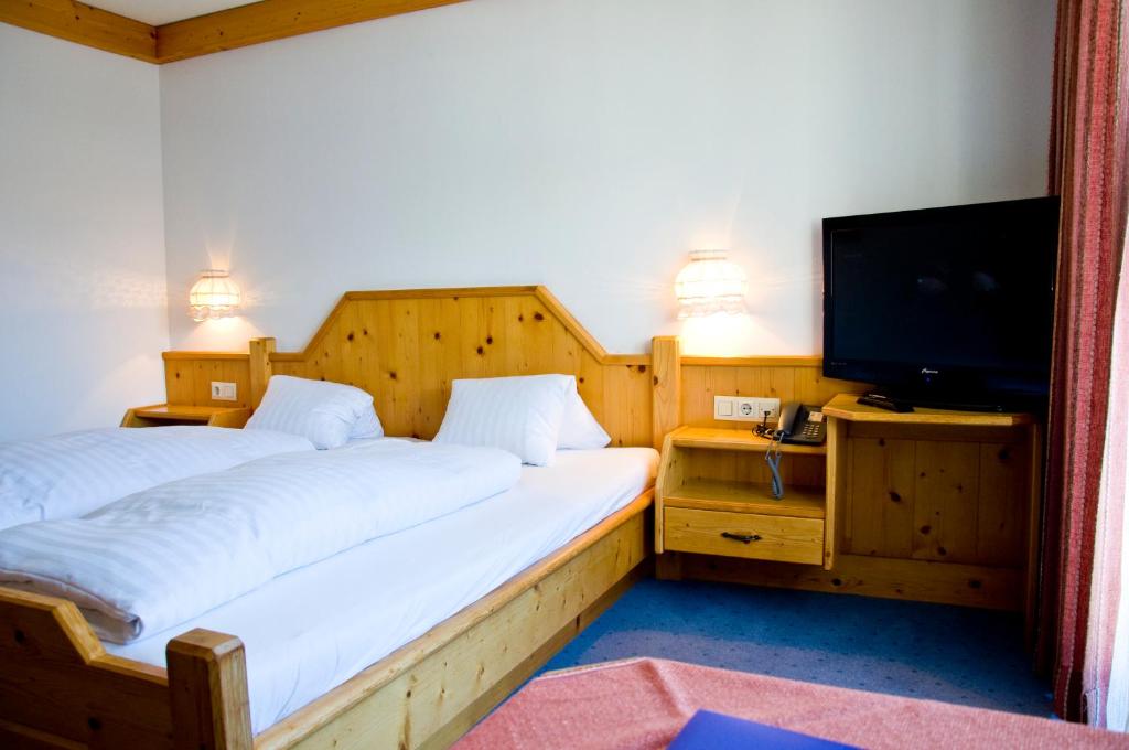 Двухместный (Двухместный номер с 1 кроватью и видом на горы) отеля Hotel Alpenfriede, Йерценс