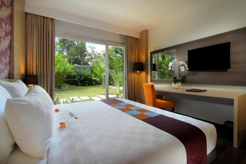 Двухместный (Двухместный номер Делюкс с 1 кроватью и террасой в саду) отеля b Hotel Bali & Spa, Денпасар