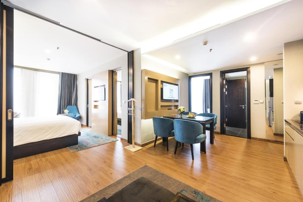 Апартаменты (Представительские апартаменты с 2 спальнями) отеля Novotel Suites Hanoi, Ханой