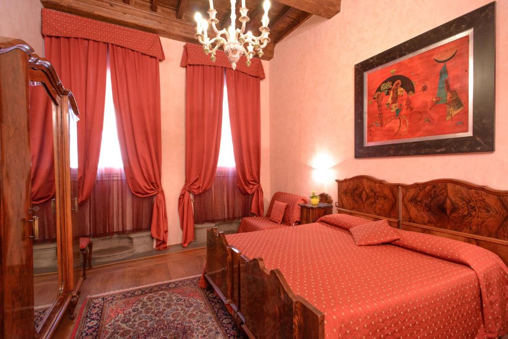 Трехместный (Трехместный номер Делюкс с собственной ванной комнатой) отеля B&B La Casa dei Tintori, Флоренция