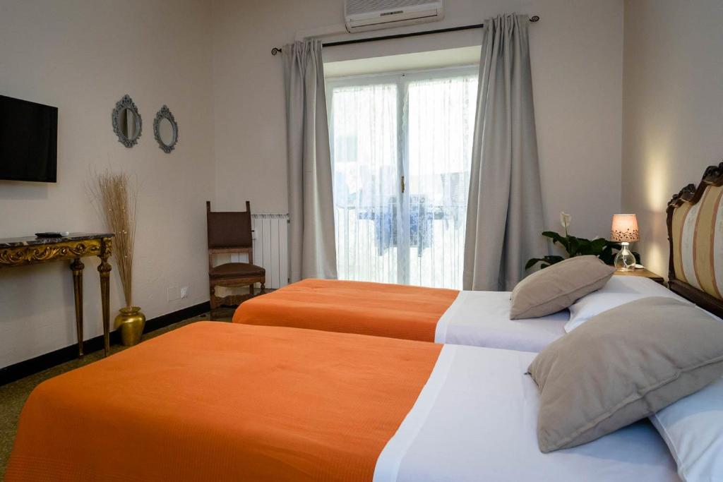 Двухместный (Двухместный номер с 2 отдельными кроватями и собственной ванной комнатой за пределами номера) отеля B&B I Portici Di Sottoripa, Генуя