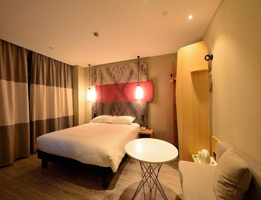 Двухместный (Улучшенный двухместный номер с 1 кроватью) отеля Ibis Shanghai New Hongqiao, Шанхай