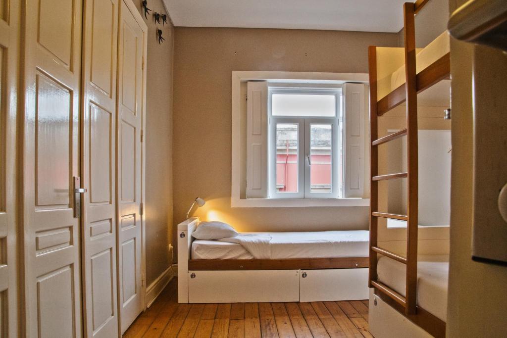 Номер (Кровать в общем номере с 3 кроватями.) хостела Porto Spot Hostel, Порту
