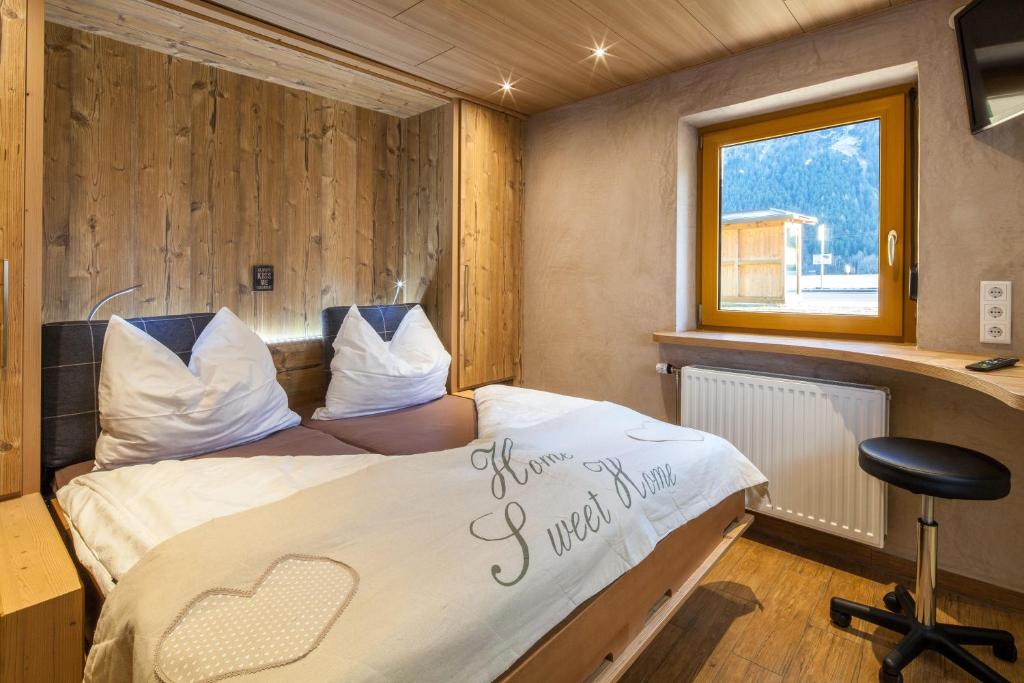 Двухместный (Небольшой двухместный номер с 1 кроватью) гостевого дома Gasthaus-Pension Reiterklause, Зефельд-ин-Тироль
