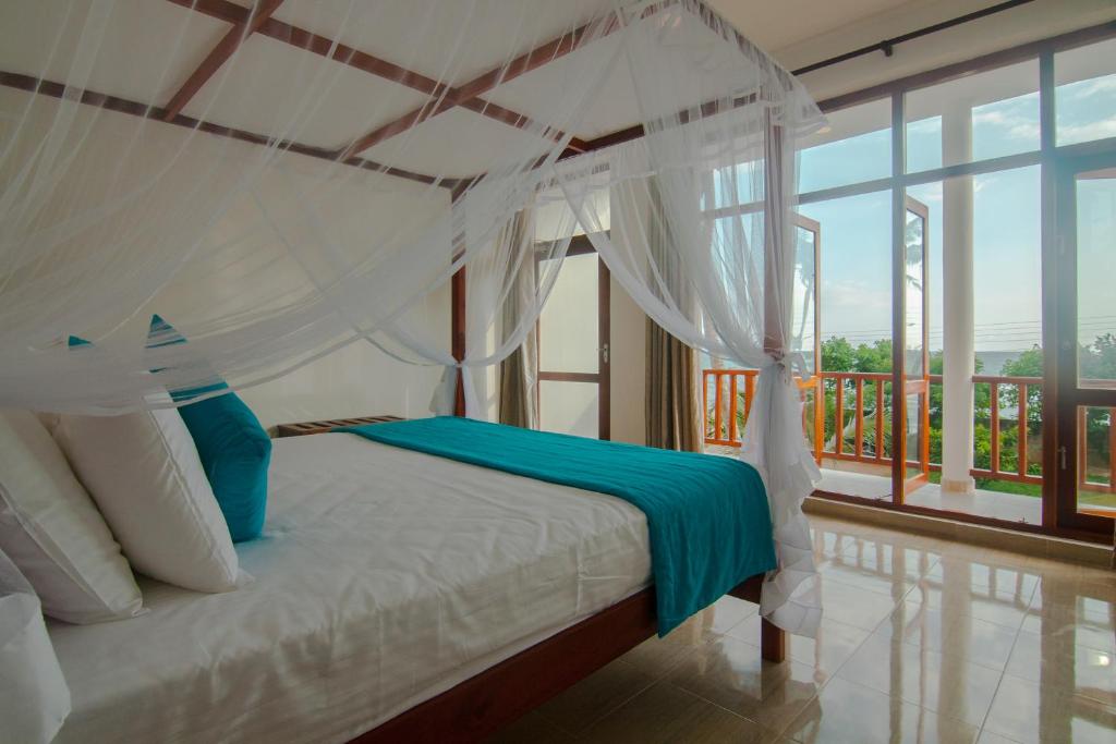 Двухместный (Двухместный номер Делюкс с 1 кроватью и балконом, вид на море) отеля Savenrose Beach Villa, Матара