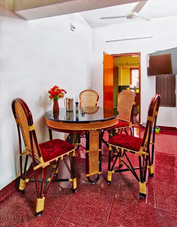 Двухместный (Двухместный номер Делюкс с 1 кроватью и душем) гостевого дома Rams Guest House, Тривандрум