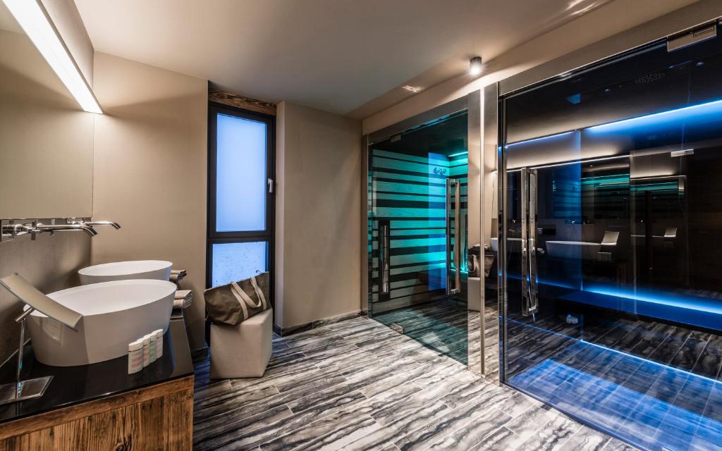Сьюит (VIP-люкс с гидромассажной ванной, турецкой баней и сауной) отеля Hotel Montchalet, Ортизеи