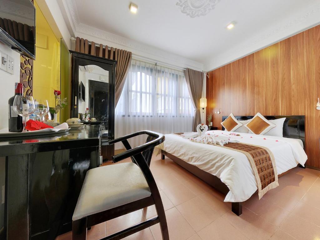 Двухместный (Двухместный номер Делюкс с 1 кроватью и балконом) отеля Hai Yen Hotel, Хойан