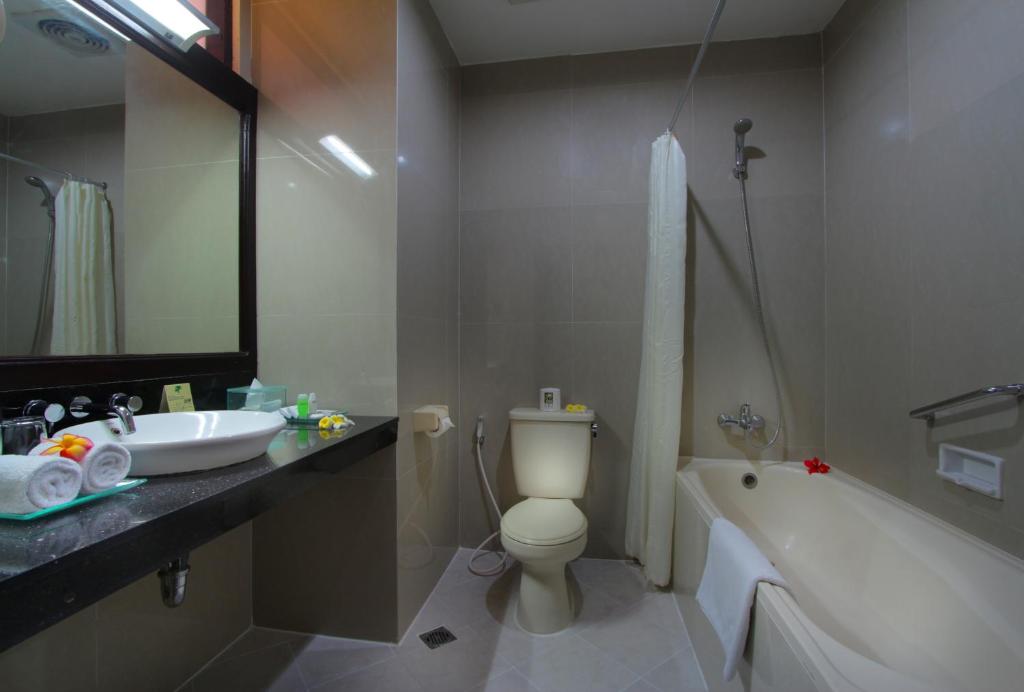 Двухместный (Улучшенный двухместный номер с 1 кроватью или 2 отдельными кроватями, включено посещение бассейна) отеля Adi Dharma Hotel, Кута