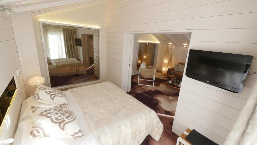 Сьюит (Семейный люкс с 2 спальнями, вид на горы) отеля Hotel Tsanteleina, Валь-дизер