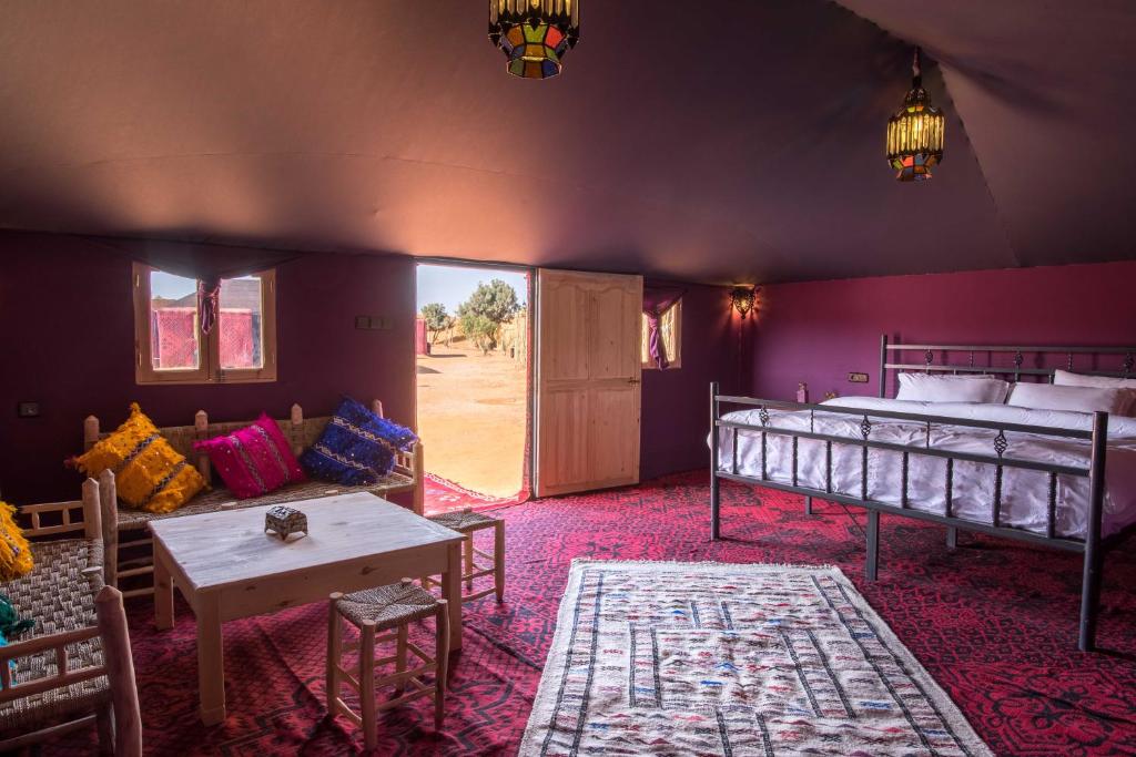 Номер (Двухместный шатер Atta Tribe с 1 кроватью) отеля Ali & Sara's Desert Palace, Мерзуга