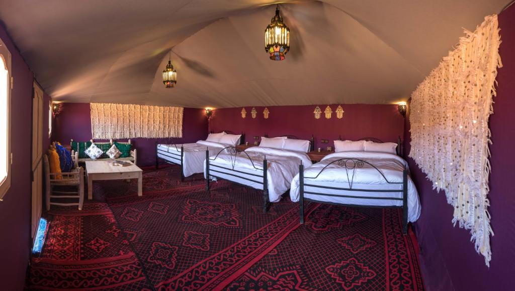 Номер (Трехместный шатер Atta Tribe) отеля Ali & Sara's Desert Palace, Мерзуга