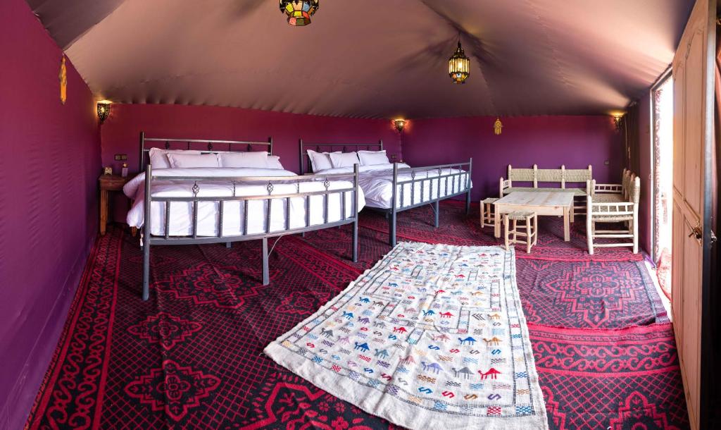 Номер (Двухместный шатер Atta Tribe с 2 отдельными кроватями) отеля Ali & Sara's Desert Palace, Мерзуга