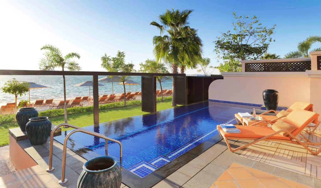 Вилла (Вилла с 1 спальней и бассейном рядом с пляжем) курортного отеля Anantara The Palm Dubai Resort, Дубай