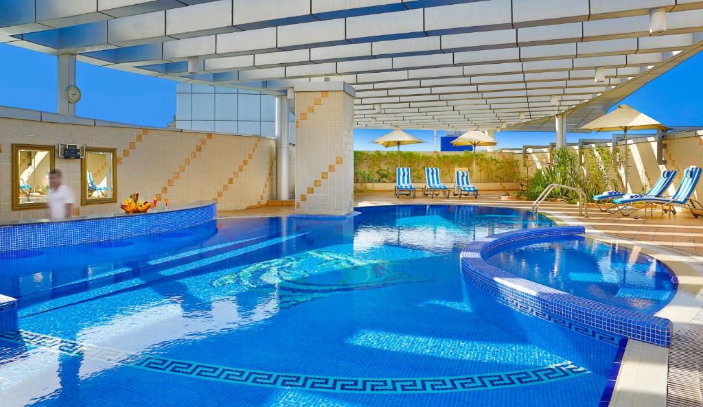 Двухместный (Предложение Daycation — Номер «Премиум» с бесплатным ваучером в размере 25 дирхамов ОАЭ на питание и напитки и бесплатным доступом в бассейн (только для дневного пребывания с 09:00 до 18:00)) отеля City Seasons Hotel Dubai, Дубай