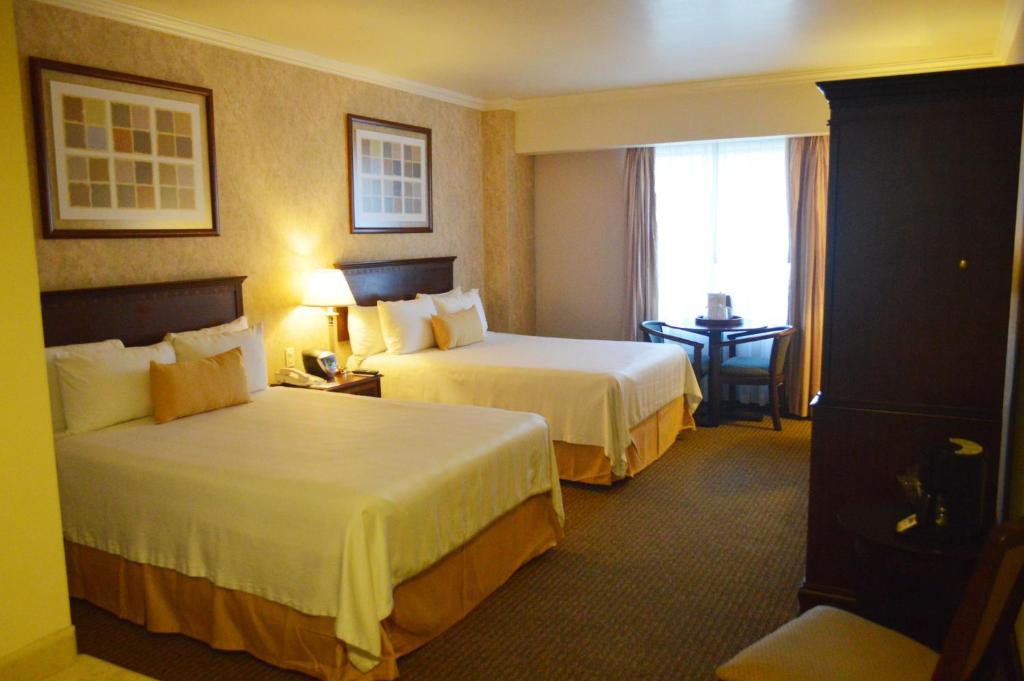 Четырехместный (Двухместный номер с 2 двуспальными кроватями - Для некурящих) отеля Best Western PLUS Nuevo Laredo Inn & Suites, Нуэво-Ларедо