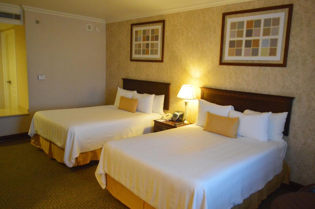 Четырехместный (Двухместный номер с 2 двуспальными кроватями - Подходит для гостей с ограниченными физическими возможностями - Для некурящих) отеля Best Western PLUS Nuevo Laredo Inn & Suites, Нуэво-Ларедо