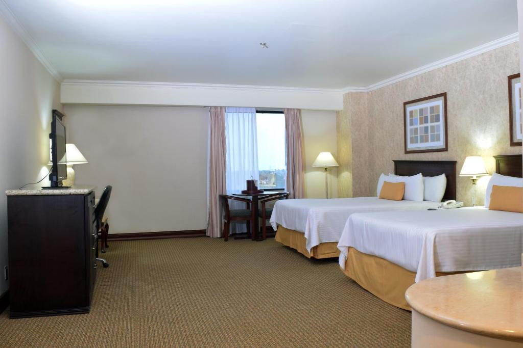 Сьюит (Представительский люкс с 2 двуспальными кроватями - Для некурящих) отеля Best Western PLUS Nuevo Laredo Inn & Suites, Нуэво-Ларедо
