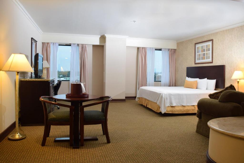 Сьюит (Представительский люкс с кроватью размера «king-size» - Для некурящих) отеля Best Western PLUS Nuevo Laredo Inn & Suites, Нуэво-Ларедо