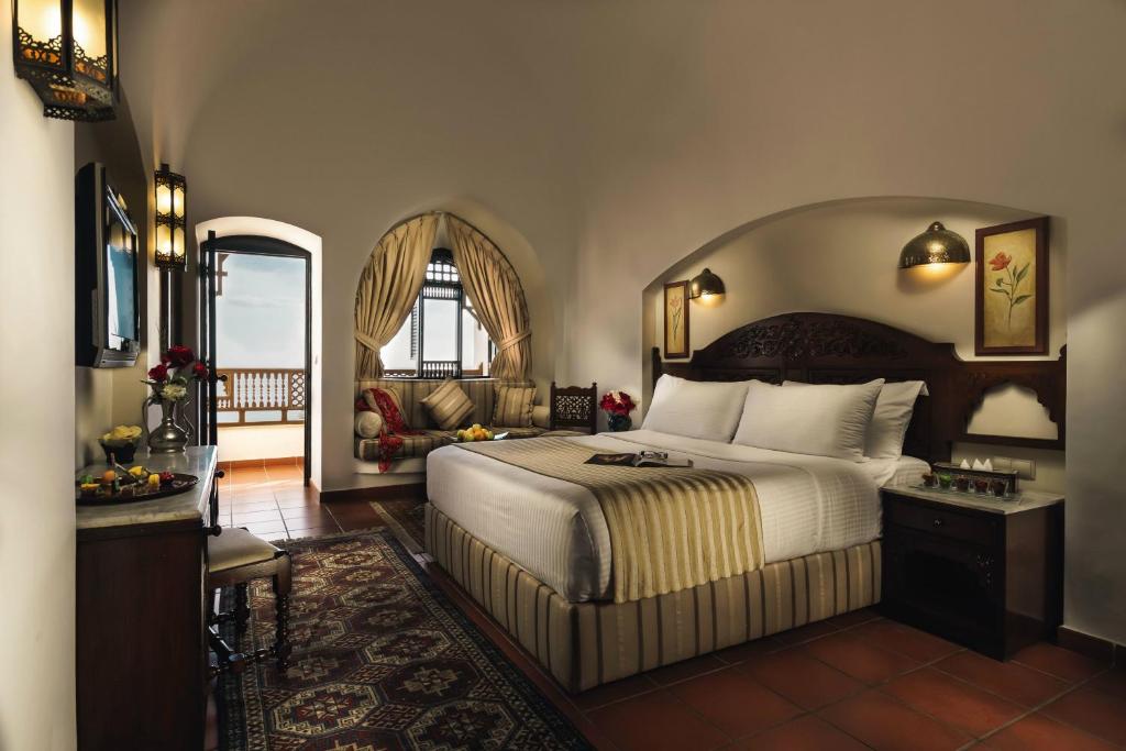 Двухместный (Номер Делюкс с кроватью размера «queen-size» и панорамным видом на море) курортного отеля Mövenpick Resort Sharm El Sheikh, Шарм-эль-Шейх