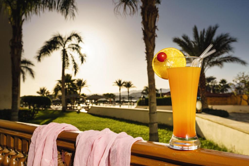 Двухместный (Классический номер с кроватью размера «queen-size», вид на бассейн и море) курортного отеля Mövenpick Resort Sharm El Sheikh, Шарм-эль-Шейх