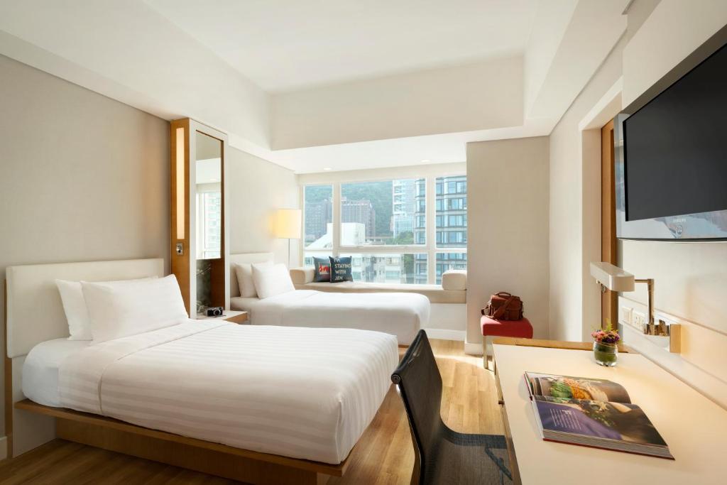 Двухместный (Клубный двухместный номер с 2 отдельными кроватями и видом на горы) отеля Hotel Jen Hong Kong, Гонконг (город)
