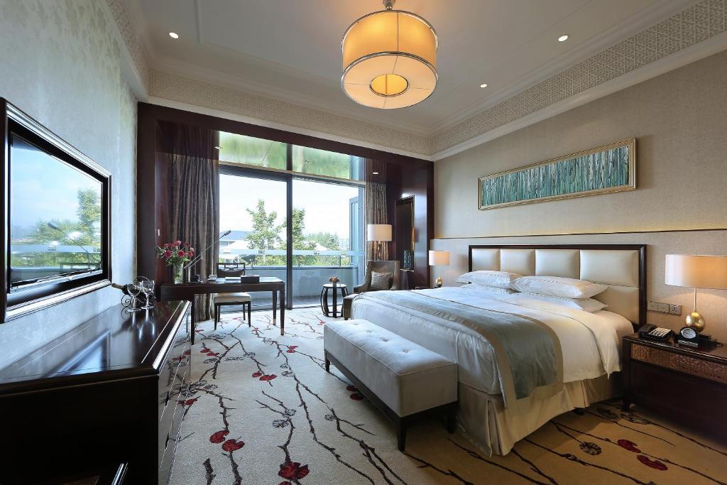 Двухместный (Executive King or Double Room-Summer Package) отеля Shanghai Dongjiao State Guest Hotel, Шанхай