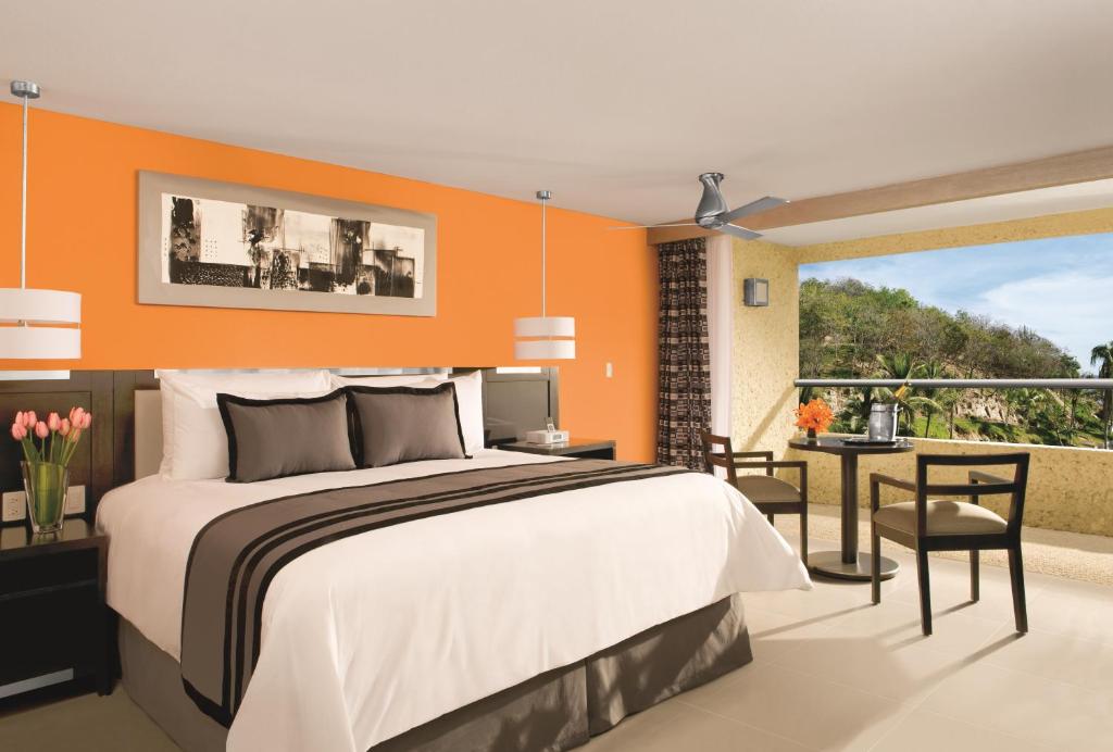 Двухместный (Breakfast Plan Deluxe Tropical View Queen) курортного отеля Dreams Huatulco Resort & Spa, Танголунда