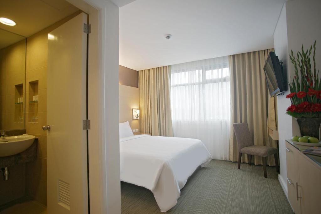 Четырехместный (Улучшенный двухместный номер с 1 кроватью) отеля St Giles Makati – A St Giles Hotel, Manila, Манила