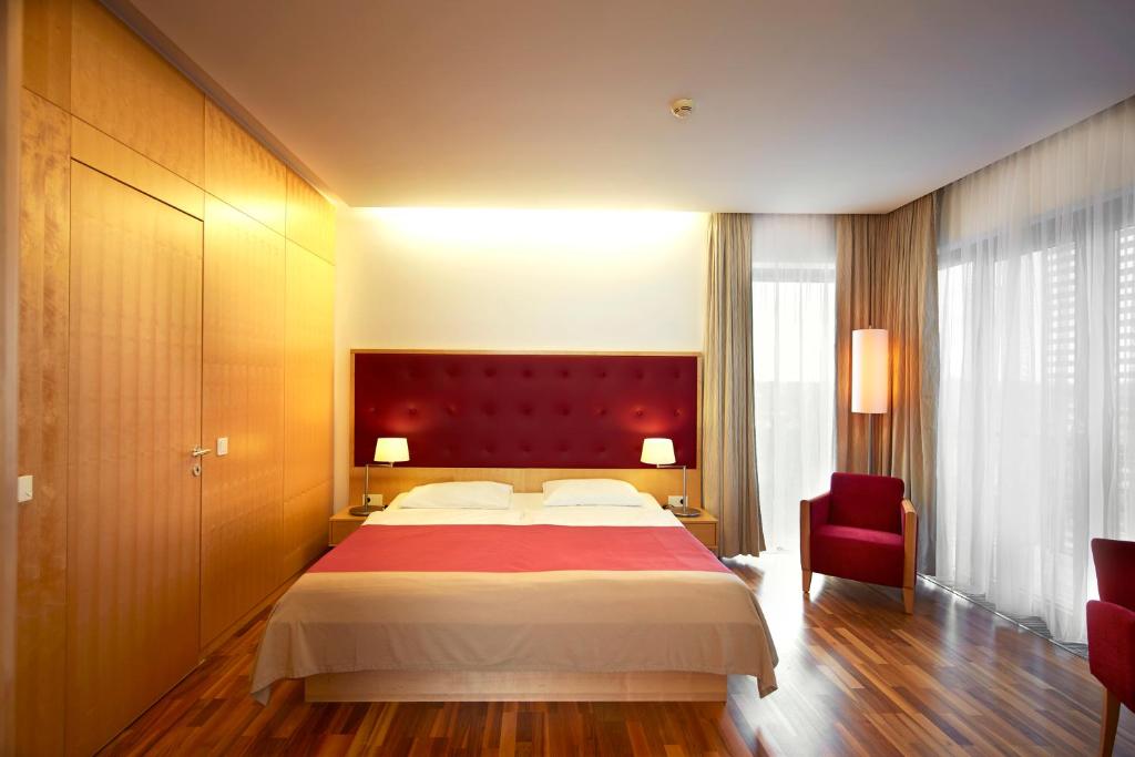 Двухместный (Улучшенный двухместный номер с 1 кроватью или 2 отдельными кроватями и доступом в термальный спа-центр) отеля Therme Laa - Hotel & Silent Spa, Зефельд-Кадольц