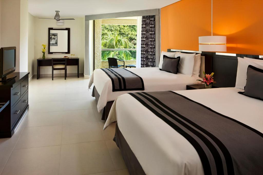 Двухместный (Тропический номер Делюкс с красивым видом) курортного отеля Dreams Huatulco Resort & Spa, Танголунда
