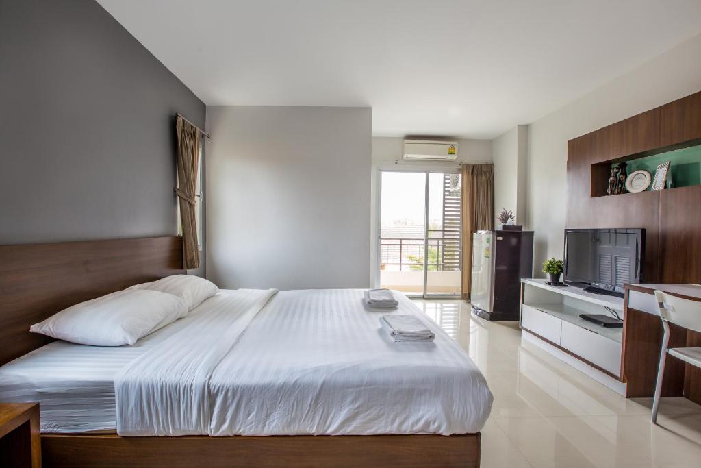 Двухместный (Стандартный двухместный номер с 2 отдельными кроватями и балконом) апарт-отеля Central Place Serviced Apartment, Чонбури