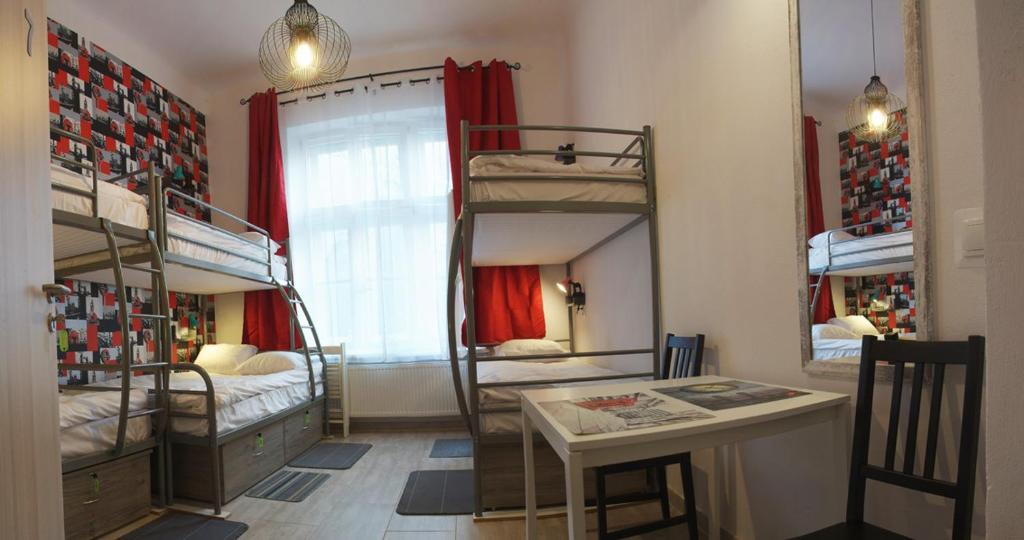 Номер (Односпальная кровать в общем номере с 6 кроватями) хостела Hostel Lwowska 11, Варшава