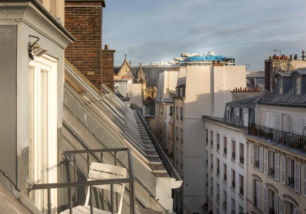 Двухместный (Двухместный номер Делюкс с 1 кроватью и балконом) отеля Hotel Andréa, Париж