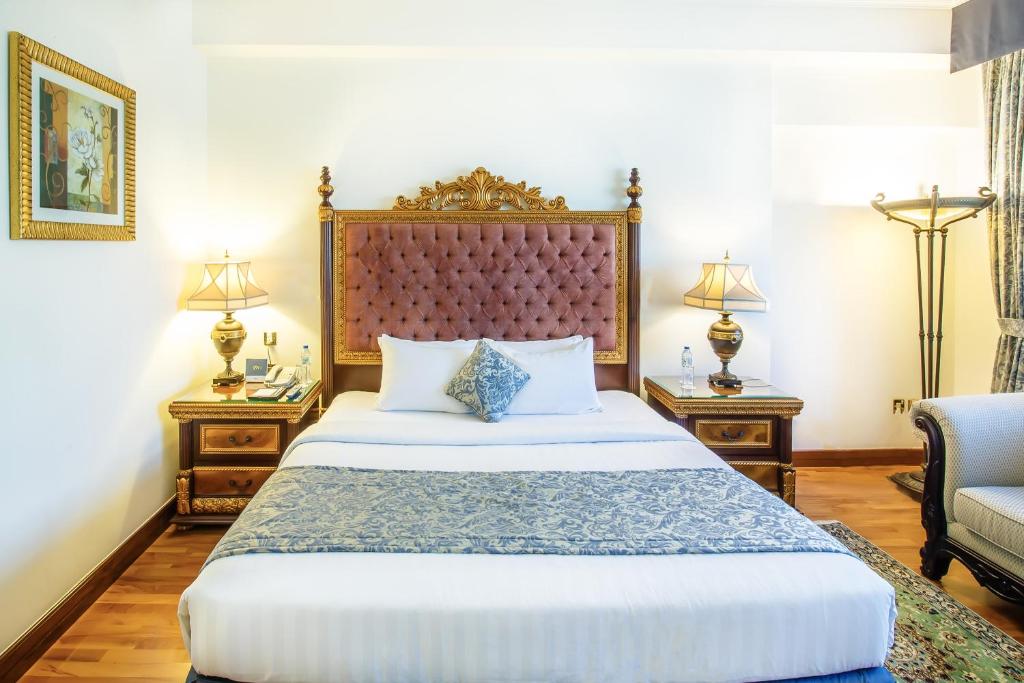 Сьюит (Представительский люкс с 1 спальней, предоставляется скидка 25% на еду и напитки) отеля Grand Excelsior Hotel - Bur Dubai, Дубай