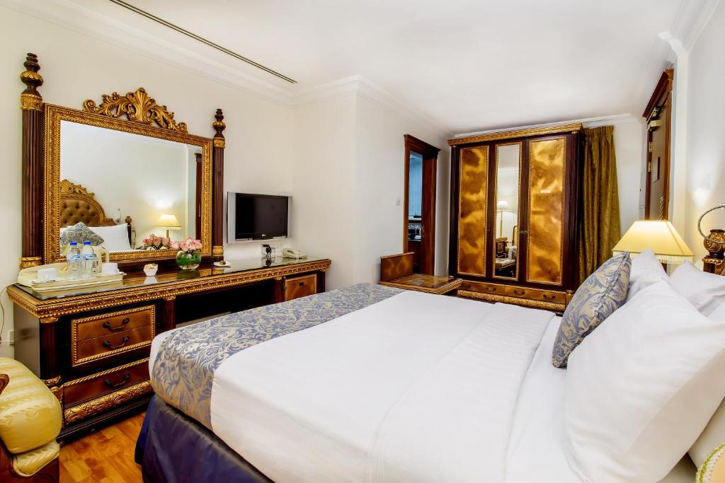 Сьюит (Люкс «Премиум» с 1 спальней, предоставляется скидка 25% на еду и напитки) отеля Grand Excelsior Hotel - Bur Dubai, Дубай