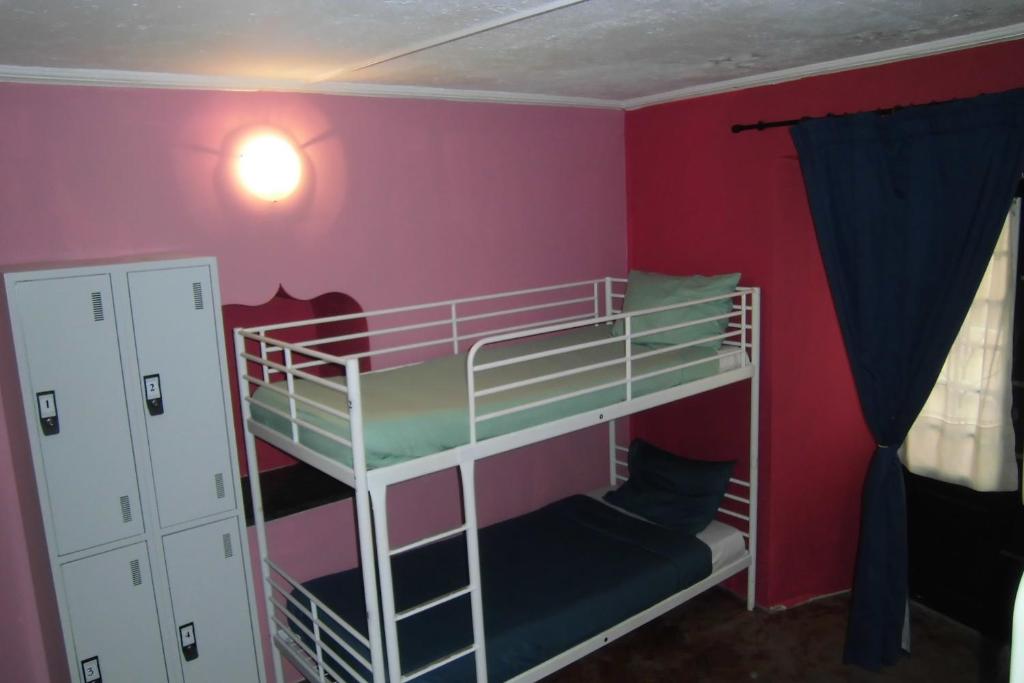 Номер (Кровать в общем номере для женщин с 6 кроватями и общей ванной комнатой) хостела Hostel The White Butterfly, Лагуш
