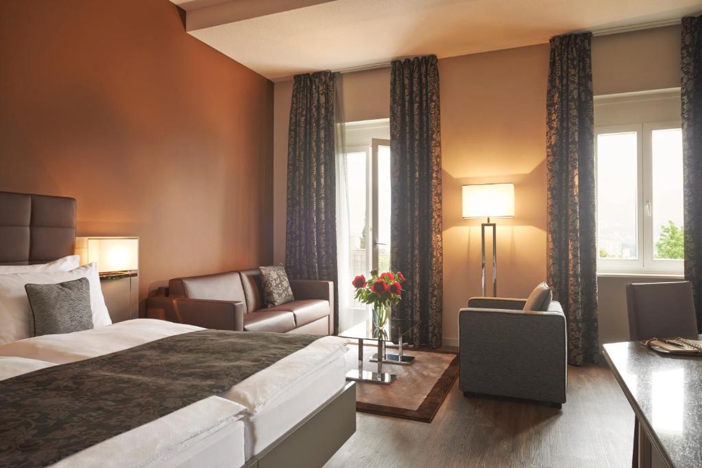 Двухместный (Улучшенный роскошный двухместный номер с 1 кроватью или 2 отдельными кроватями, балконом и видом на озеро) отеля Hotel Belvedere Locarno, Локарно