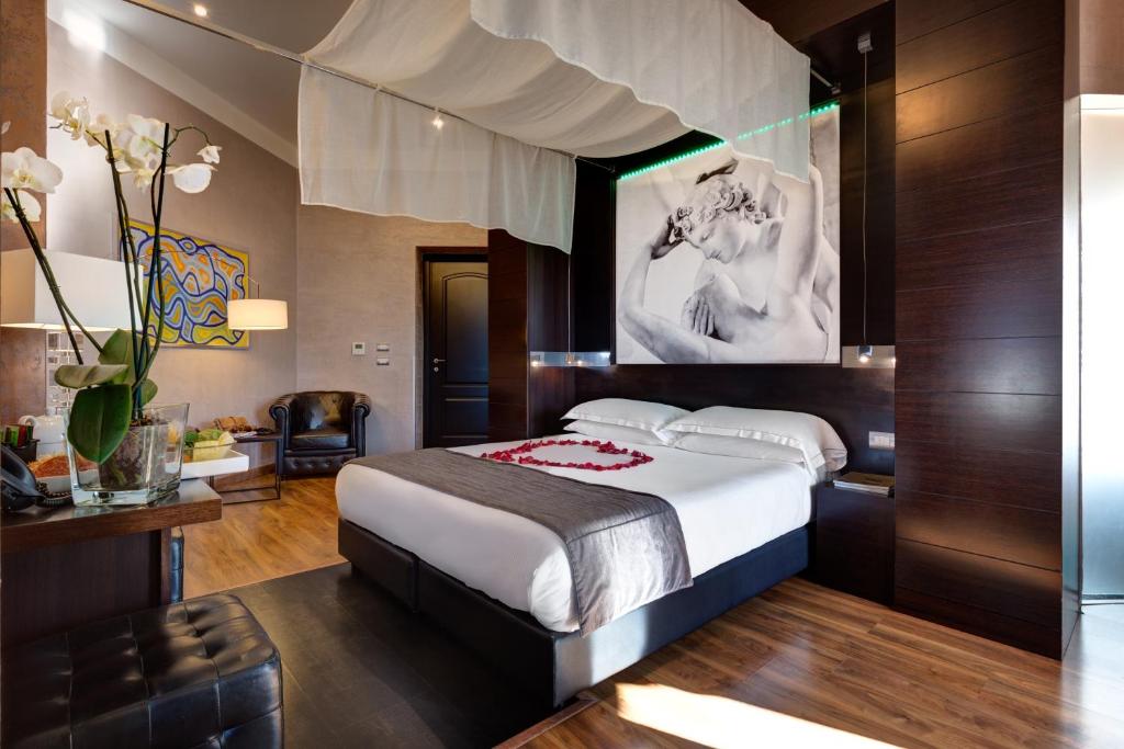 Двухместный (Люкс Royal Wellness с балконом) отеля Dharma Hotel & Luxury Suites, Рим