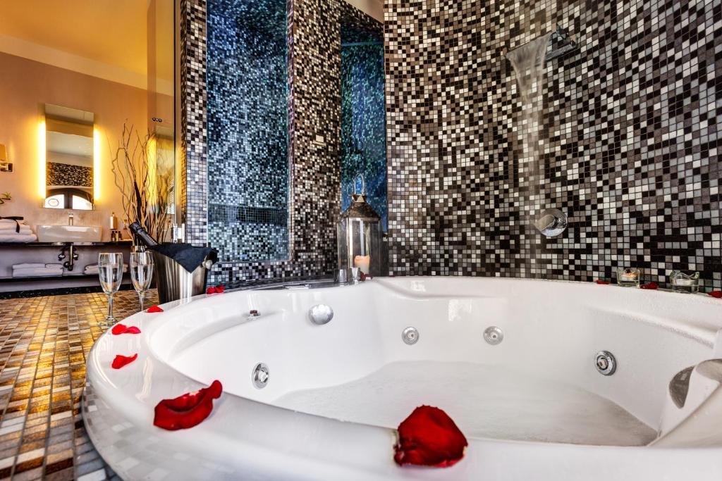 Двухместный (Люкс с гидромассажной ванной) отеля Dharma Hotel & Luxury Suites, Рим