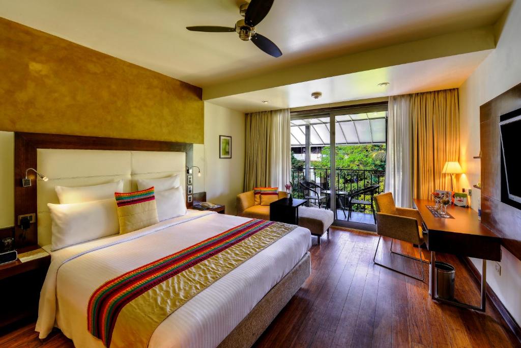 Трехместный (Номер Делюкс с кроватью размера «king-size») отеля Novotel Goa Shrem Hotel, Кандолим