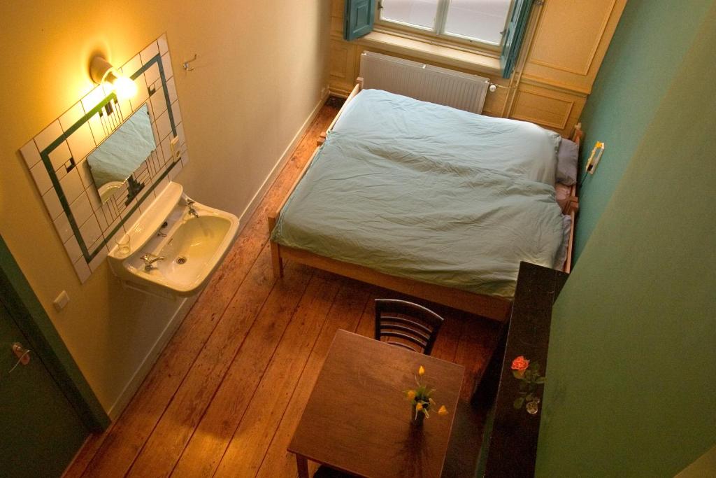 Двухместный (Двухместный номер с 2 отдельными кроватями и ванной комнатой) хостела Strowis Hostel, Утрехт