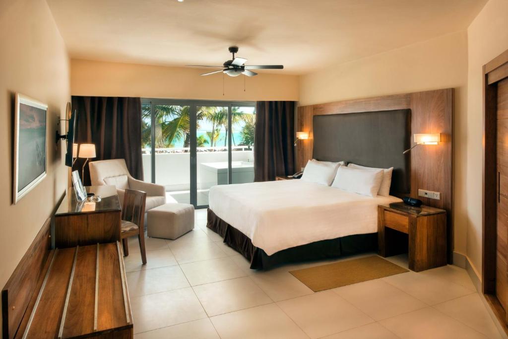 Двухместный (Улучшенный номер на королевском этаже 2+1) курортного отеля Occidental Punta Cana, Пунта-Кана