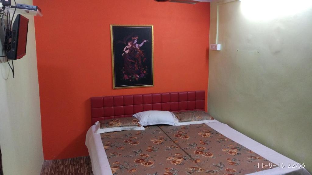 Двухместный (Двухместный номер с 1 кроватью и ванной комнатой) семейного отеля Radha Krishna Home, Варанаси