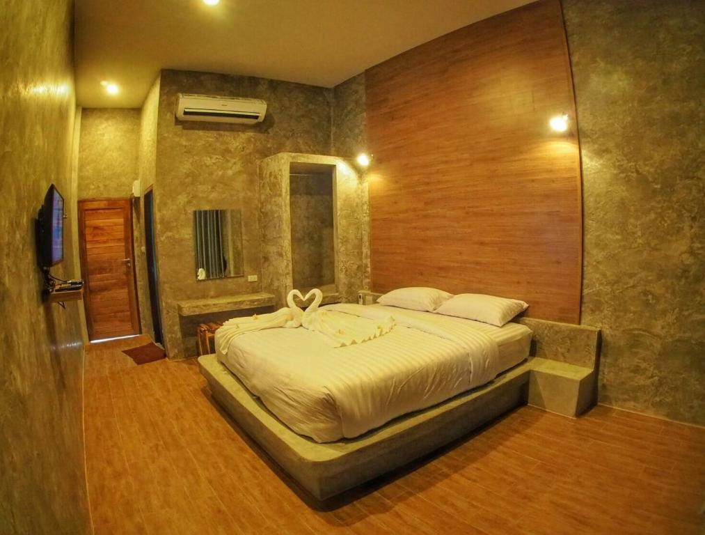 Двухместный (Улучшенный двухместный номер с 1 кроватью) курортного отеля Alinda Resort, Пхетчабури