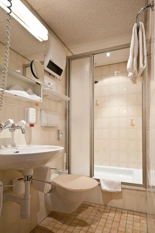 Трехместный (Трехместный номер с ванной комнатой) отеля Hotel Concordia, Давос