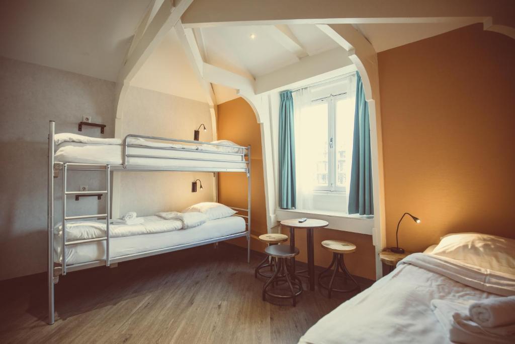 Трехместный (Трехместный номер с основными удобствами и общей ванной комнатой) отеля Budget Hotel Tourist Inn, Амстердам