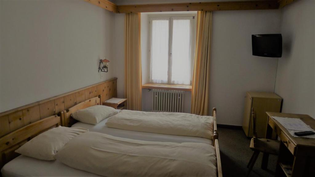 Двухместный (Небольшой двухместный номер с 2 отдельными кроватями) отеля Poschiavo Suisse Hotel, Поскьяво