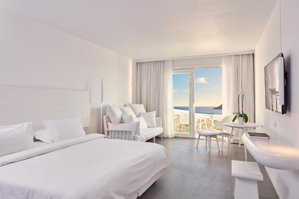 Трехместный (Улучшенный номер — Современное оформление) курортного отеля Royal Myconian Resort & Villas, Элия (Эгейские острова)